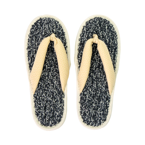 和紙糸からつくられた鼻緒スリッパ「おぼろ」